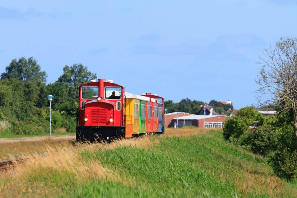 Gekleurde trein op Langeoog, Duitse Wadden