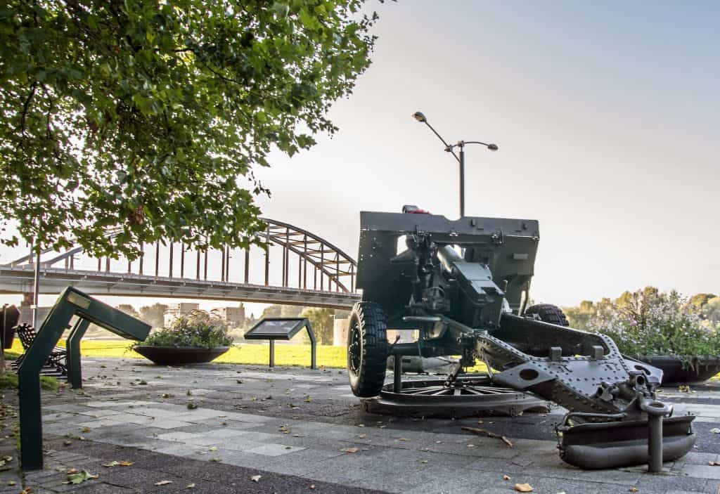 Oud leger kanon en uitzicht op de brug van Arnhem