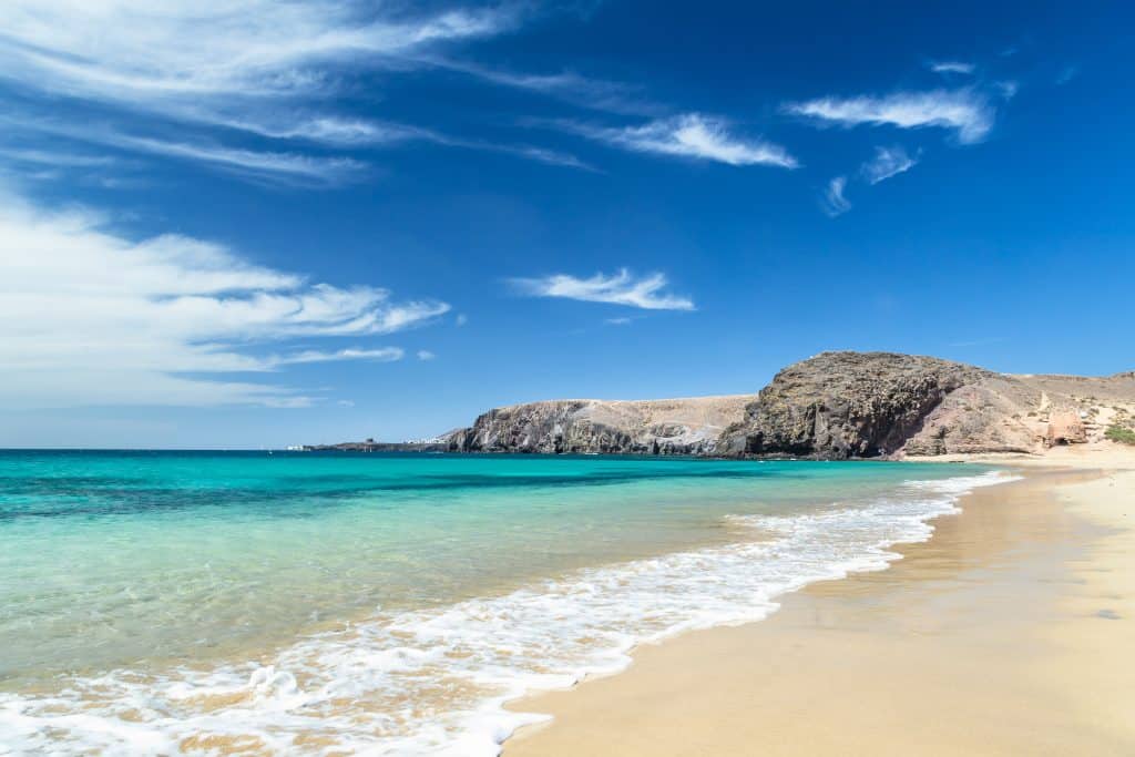 Papagayo strand met azuurblauw water op Lanzarote