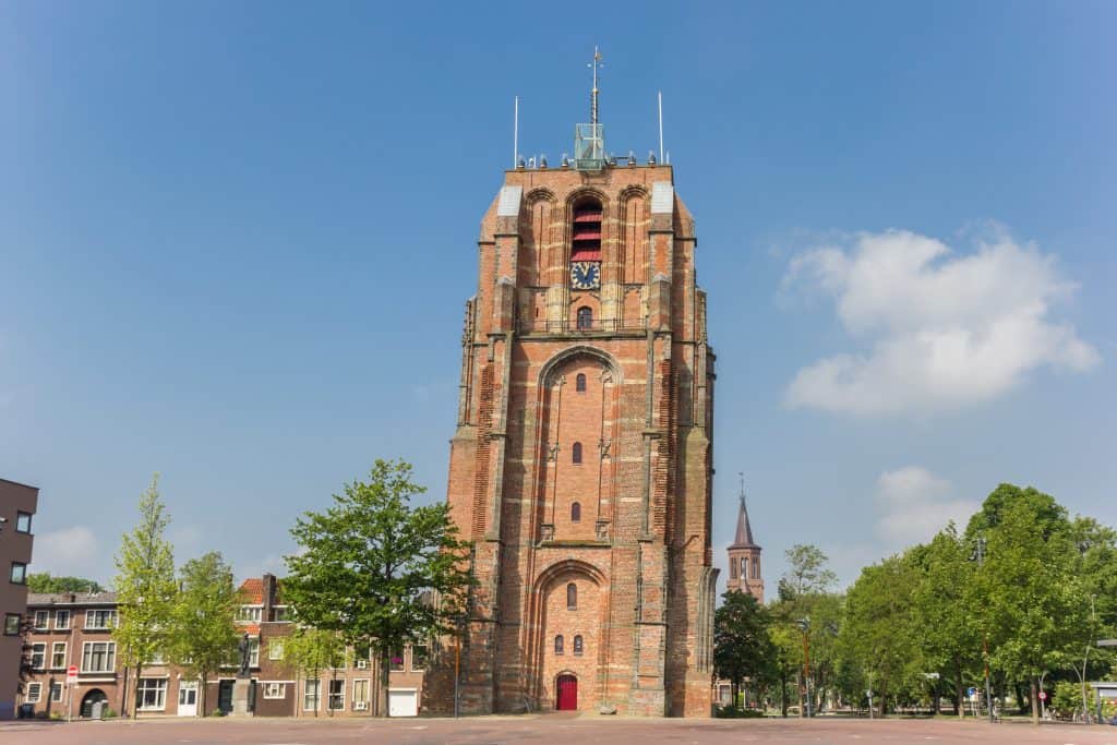 Scheve toren De Oldehove in Leeuwarden