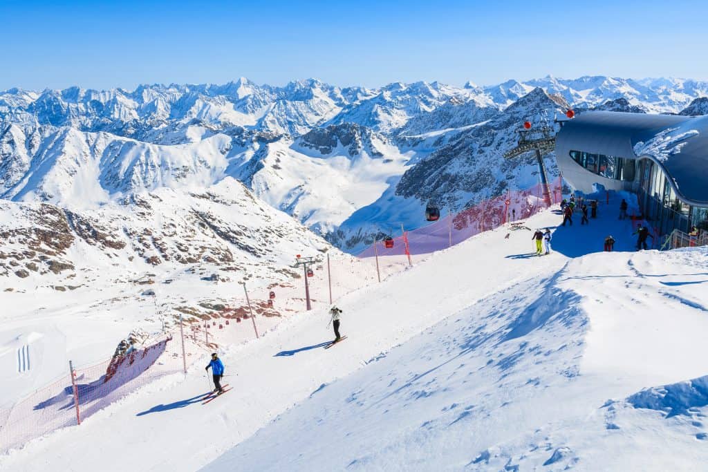 Skiërs gaan van de piste op de Wildspitze in Oostenrijk