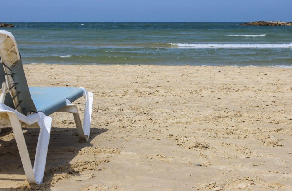 Strandstoel op het zandstrand