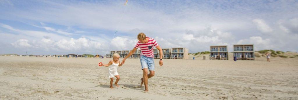 Vader en dochter op het strand bij Landal Beach Villa’s Hoek van Holland