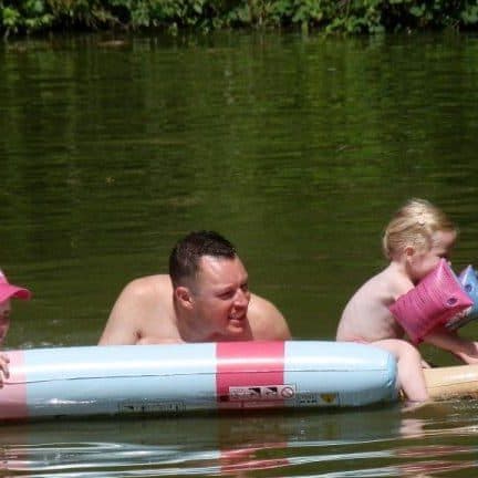 Vader met kinderen in een bootje