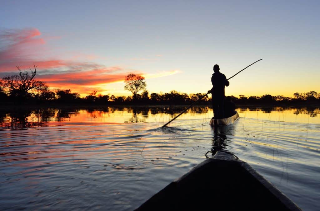 Varen tijdens zonsondergang in de Okavango Delta, Botswana