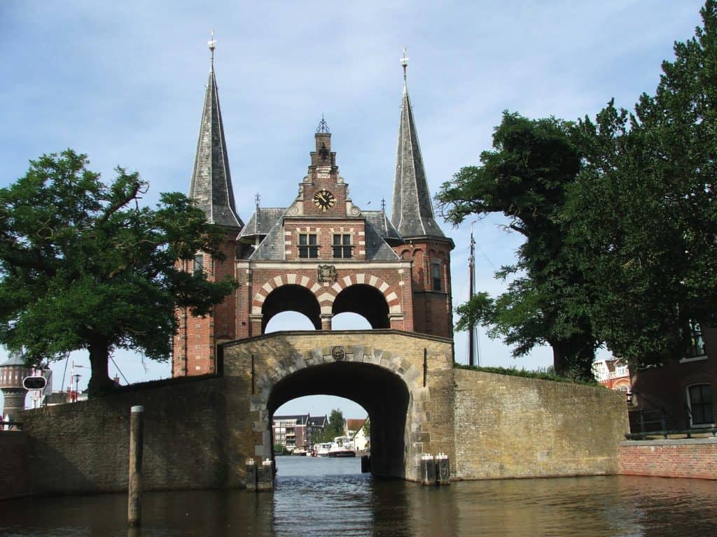 Waterpoort en brug in Sneek, Friesland