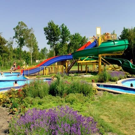 Zwembad en glijbanen van Vakantiepark RCN De Schotsman