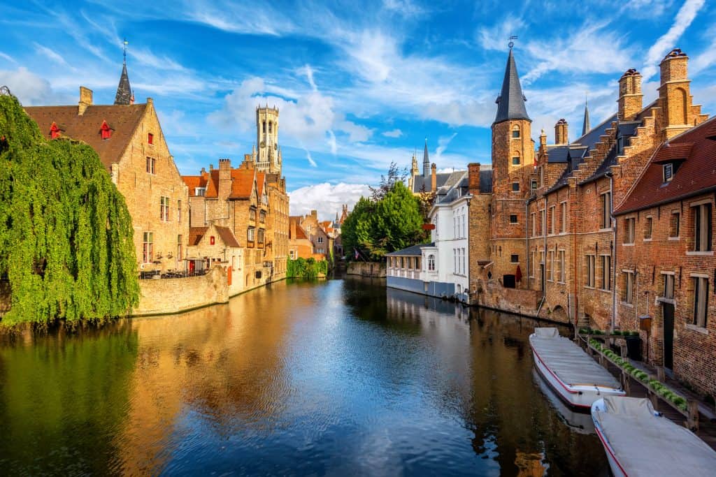 De historische oude binnenstad en kanaal van Brugge, België
