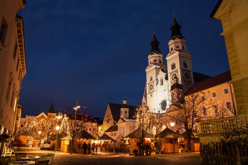 De stad Brixen in de avond met kerstverlichting in Italië