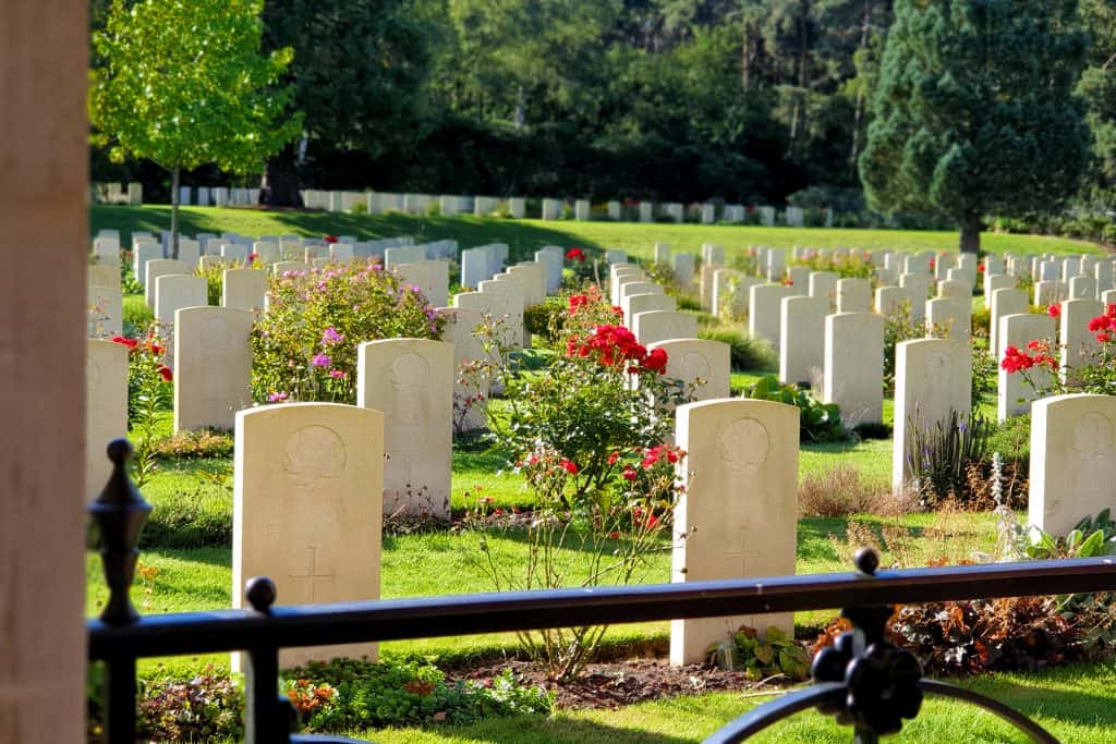 Graven van de Holten Canadian War Cemetery