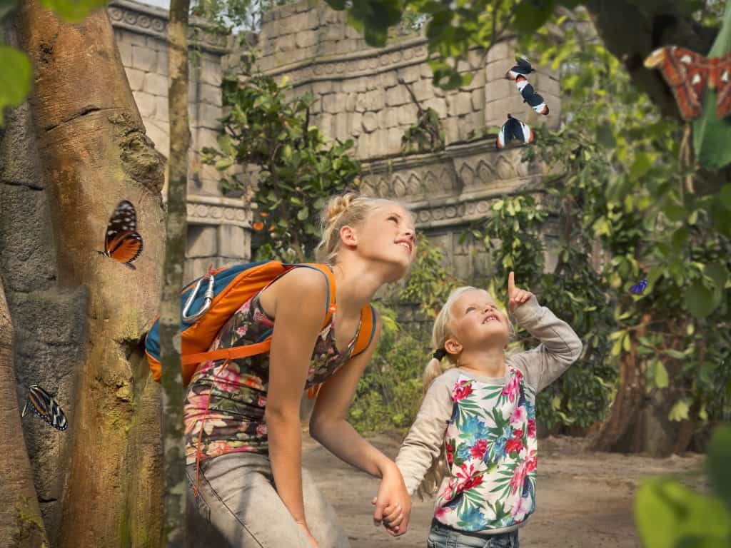 Meisje en jongen in de vlindertuin van Jungola