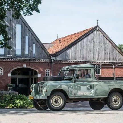 Oude jeep voor Landhuis Erfgoed Bossem
