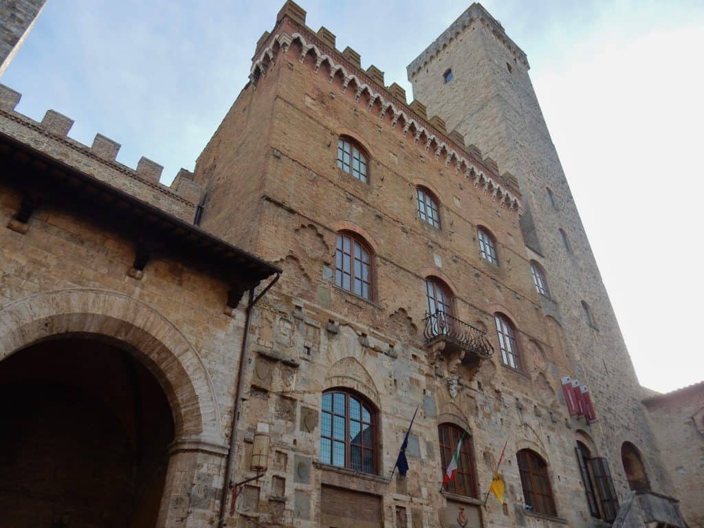 Palazzo Nuovo del Podestà met torre Grossa