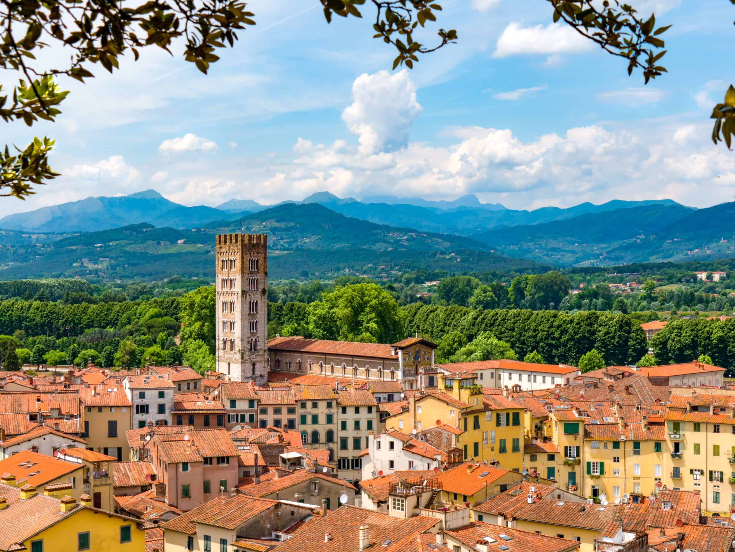 Uitzicht over Lucca in de heuvels van Toscane