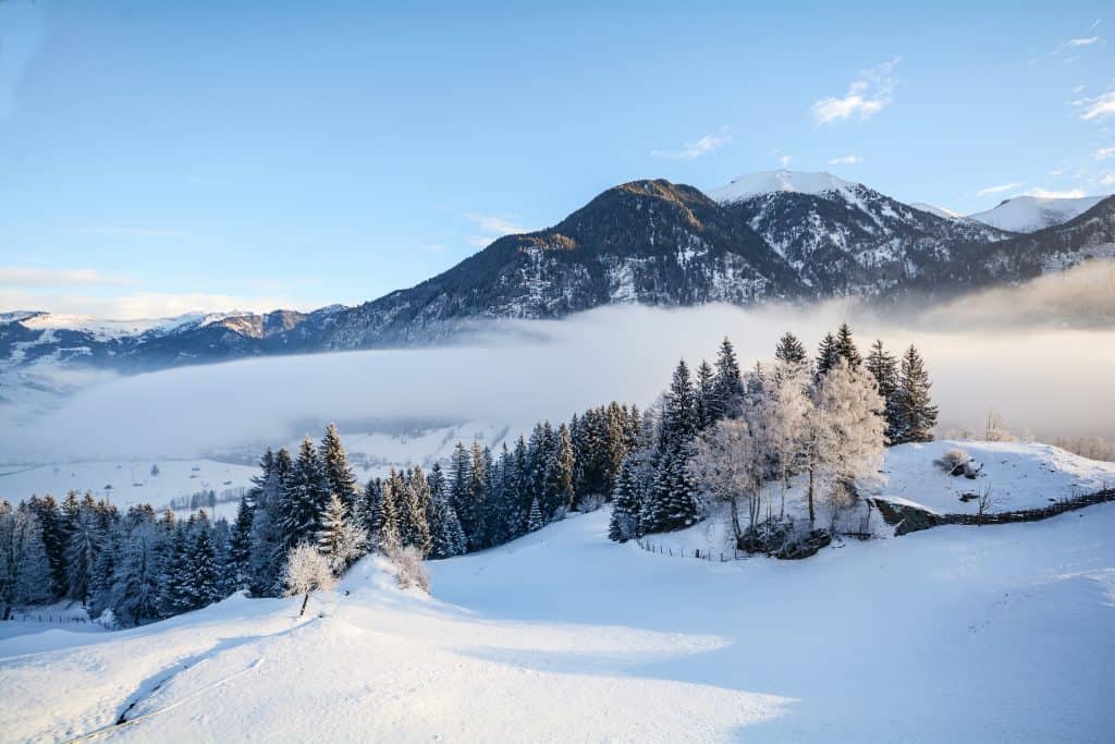 Besneeuwde bergen in de Oostenrijkse Alpen