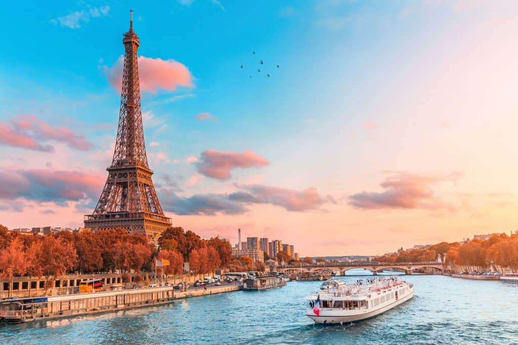 Eiffeltoren met boot over de Seine in Parijs