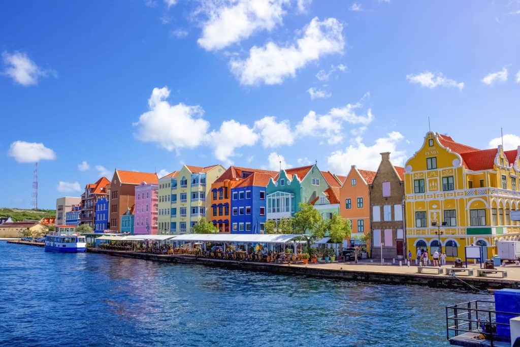 gekleurde huizen in Willemstad op Curaçao