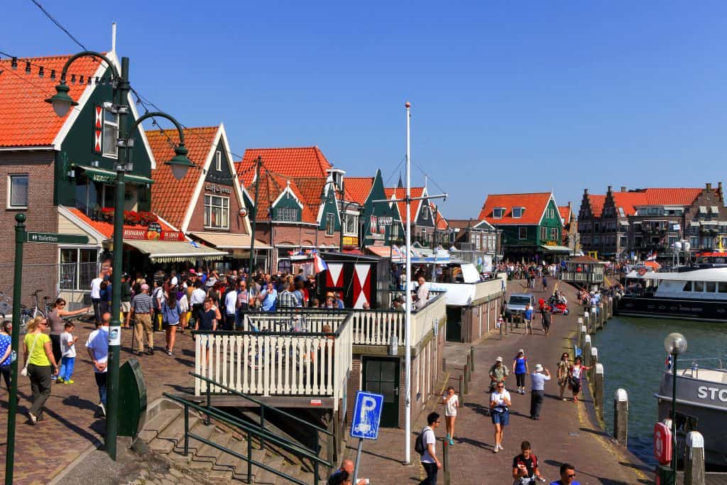 Haven en traditionele huizen in Volendam, Noord-Holland