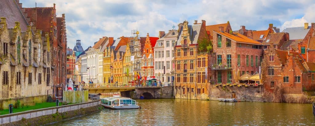 Kanaal met boten en oude huizen in Gent