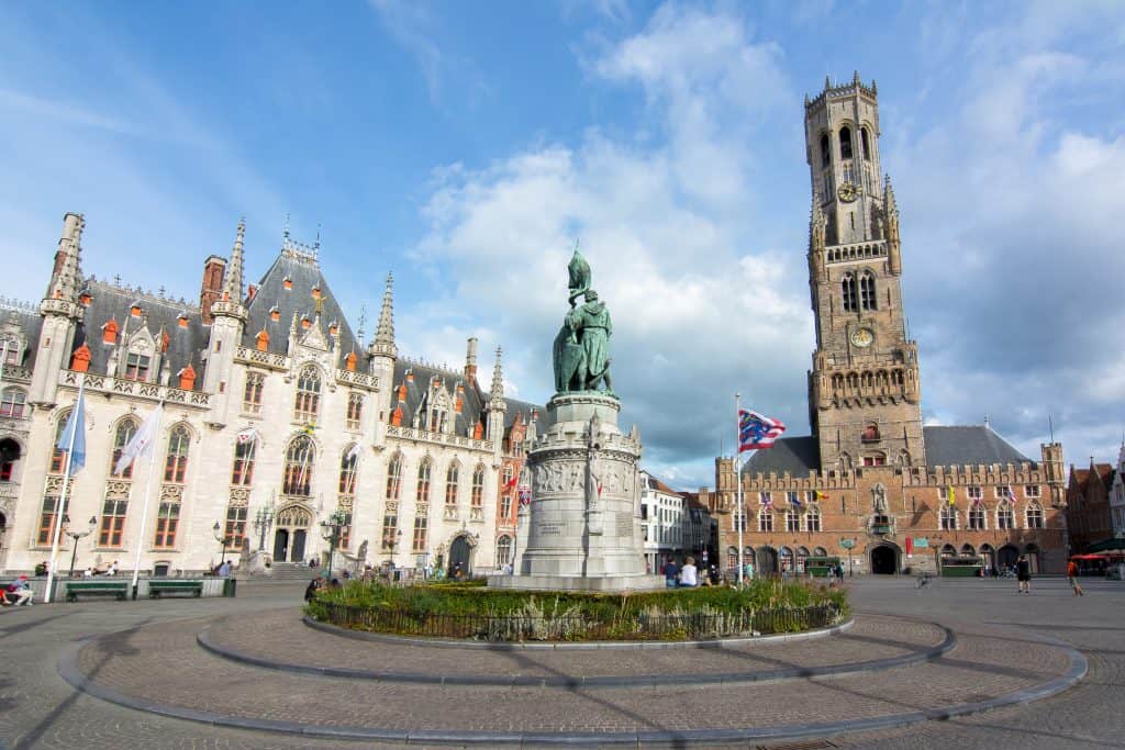 Marktplein en de Belfort toren in Brugge, België