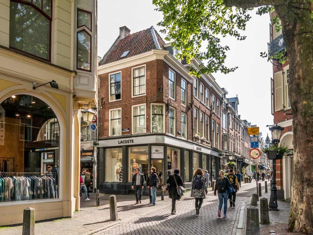 Wandelen door de winkelstraat in Utrecht