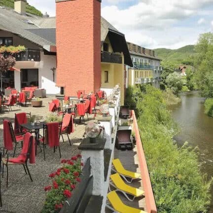 Terras en uitzicht van MayHotel