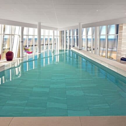 Zwembad en wellness van Inntel Hotels Den Haag Marina Beach