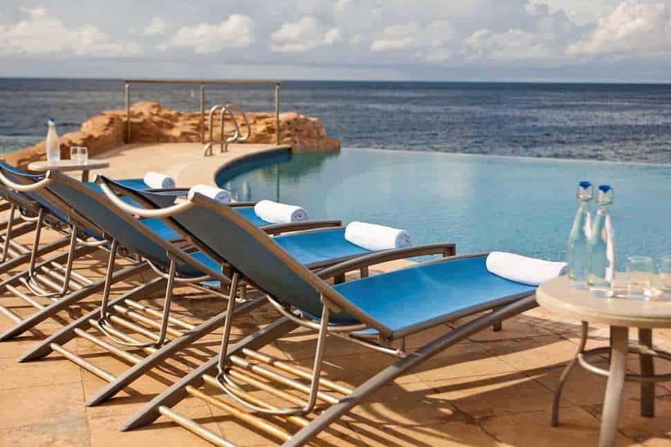 Zwembad van Renaissance Curacao Resort & Casino