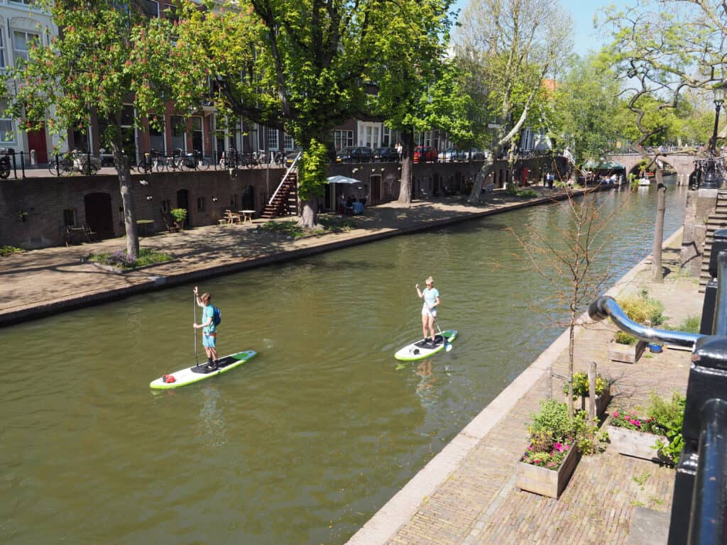 Twee mensen aan het suppen op het kanaal in Utrecht