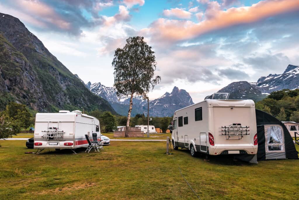 Caravan en camper tijdens zonsondergang