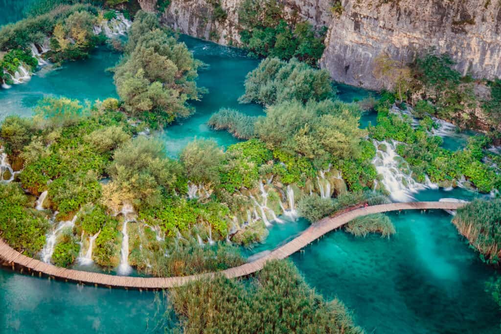 Luchtfoto van de watervallen bij de Plitvice meren in Kroatië