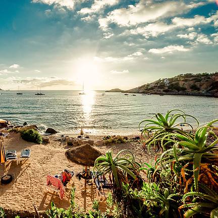 Uitzicht over zee vanaf het Cala d'Hort strand op Ibiza