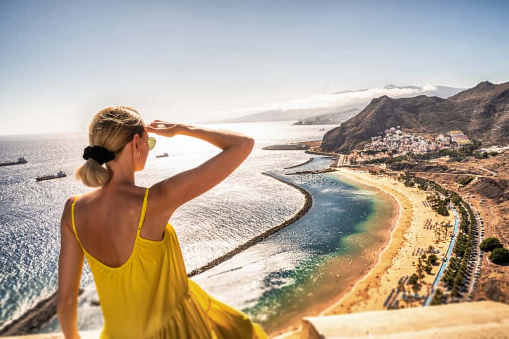 Vrouw kijkt uit over het Las Teresitas strand op Tenerife