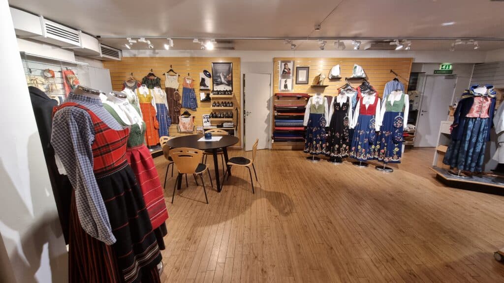 Winkel met traditionele Noorse kleding in Noorwegen