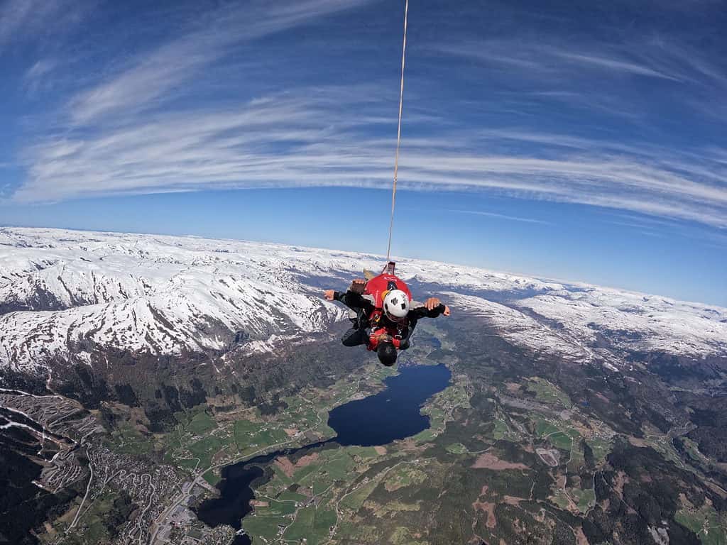 Parachutespringen in Noorwegen een geweldige ervaring! VakantieViking