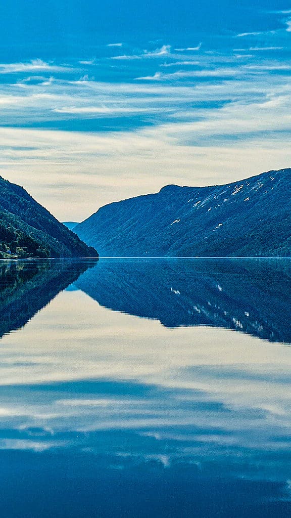 Uitzicht over een spiegelend meer in Noorwegen
